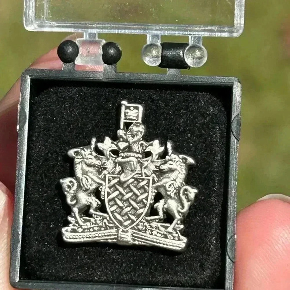 5/$25 Silver pewter cost of arms  military pin 15mm VTG - Picture 1 of 8